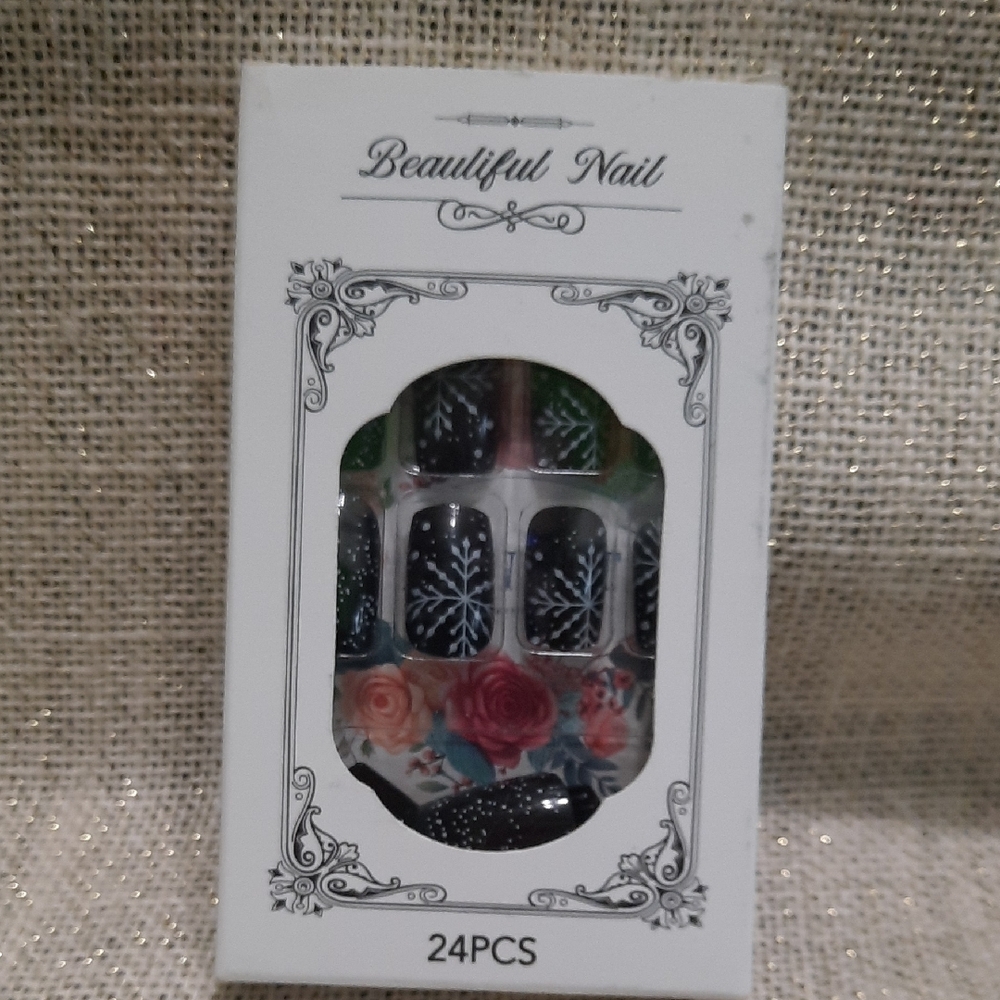 Black and White Snowflake Press On Nail  24 Piece Set - Winter, Xmas